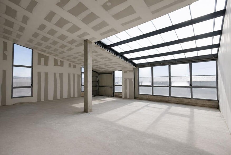 Industrial in Bordeaux for lease - Interior Photo - Image 2 of 6