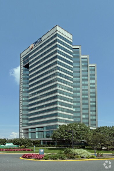 2 Tower Center Blvd, East Brunswick, NJ à louer - Photo du bâtiment - Image 3 de 11