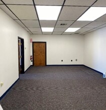 144 Bignall St, Warwick, RI à louer Photo intérieure- Image 2 de 3