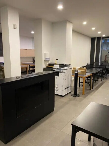 Flex in Bordeaux for lease - Interior Photo - Image 2 of 4