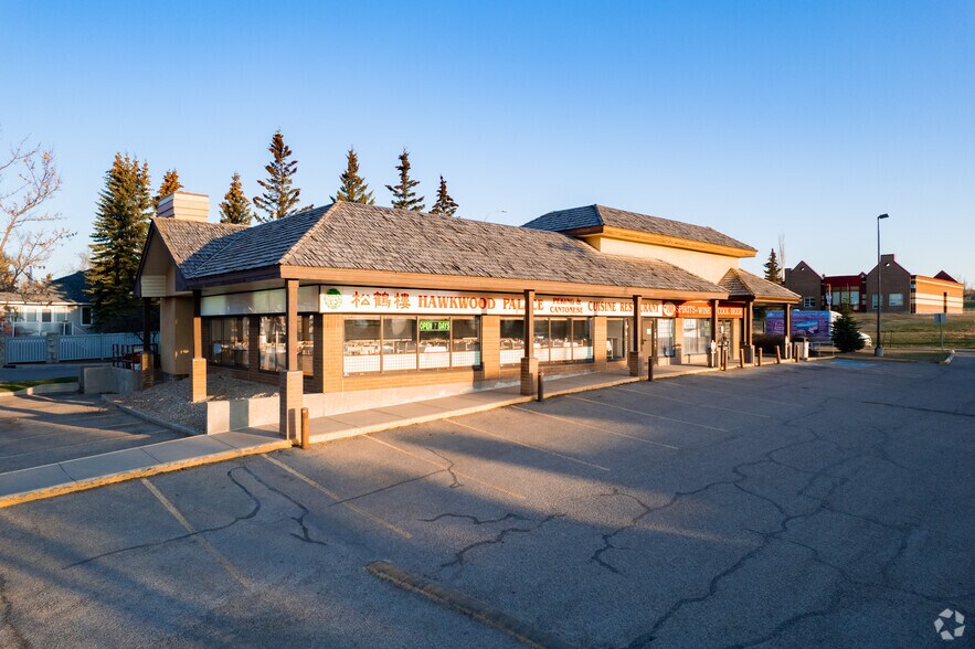 555 Hawkwood Blvd NW, Calgary, AB à vendre - Photo du bâtiment - Image 2 de 6