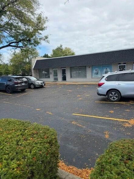 9849-9853 Gross Point Rd, Skokie, IL à louer - Photo du bâtiment - Image 1 de 11
