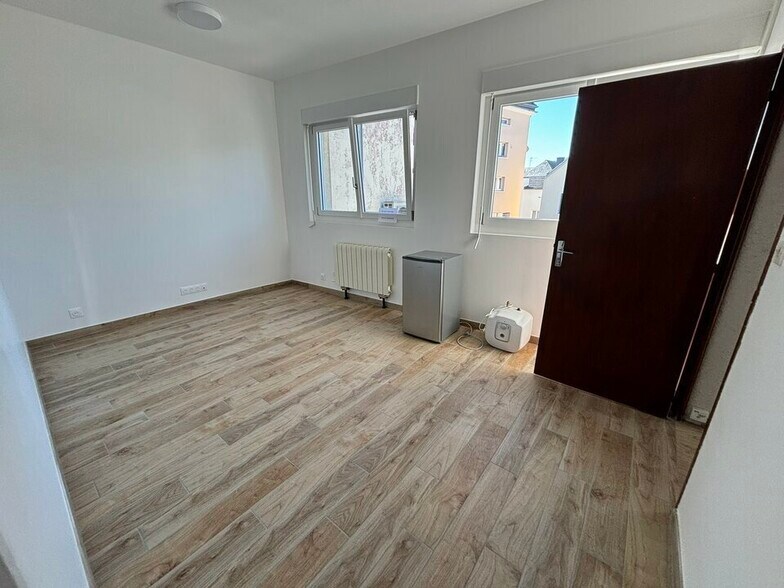 Office in Lucé for lease - Interior Photo - Image 3 of 5