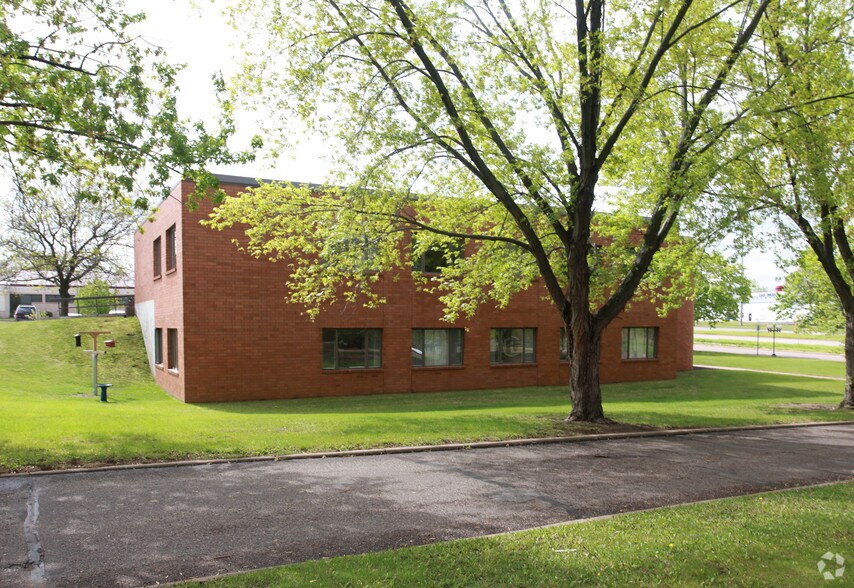 1280 W Clairemont Ave, Eau Claire, WI à louer - Photo du bâtiment - Image 2 de 10