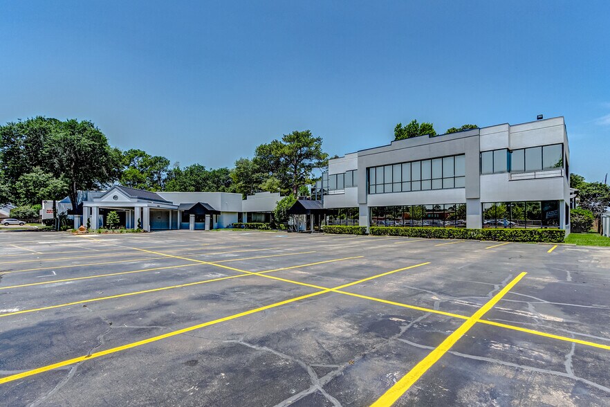 17323 Red Oak Dr, Houston, TX à louer - Photo du bâtiment - Image 3 de 7