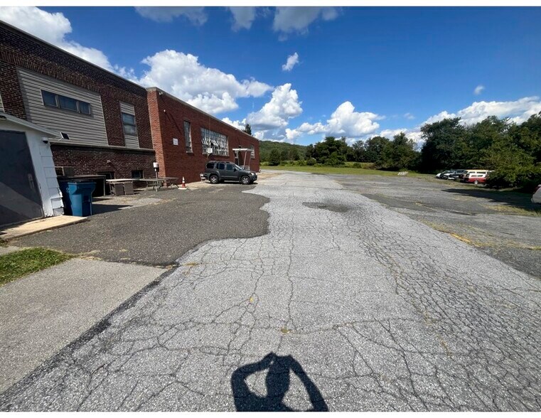 5093 Vera Cruz Rd, Emmaus, PA à vendre - Photo du bâtiment - Image 3 de 7