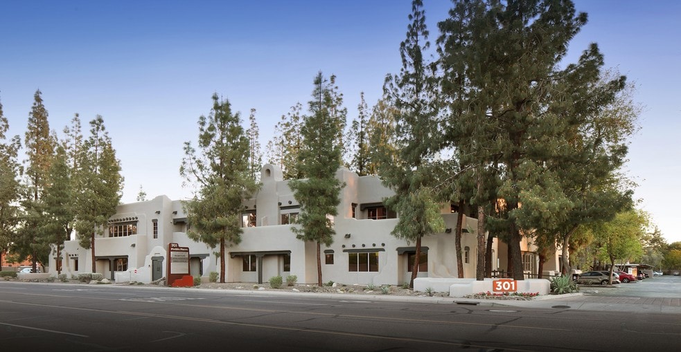 301 E Bethany Home Rd, Phoenix, AZ à louer - Photo du bâtiment - Image 3 de 19