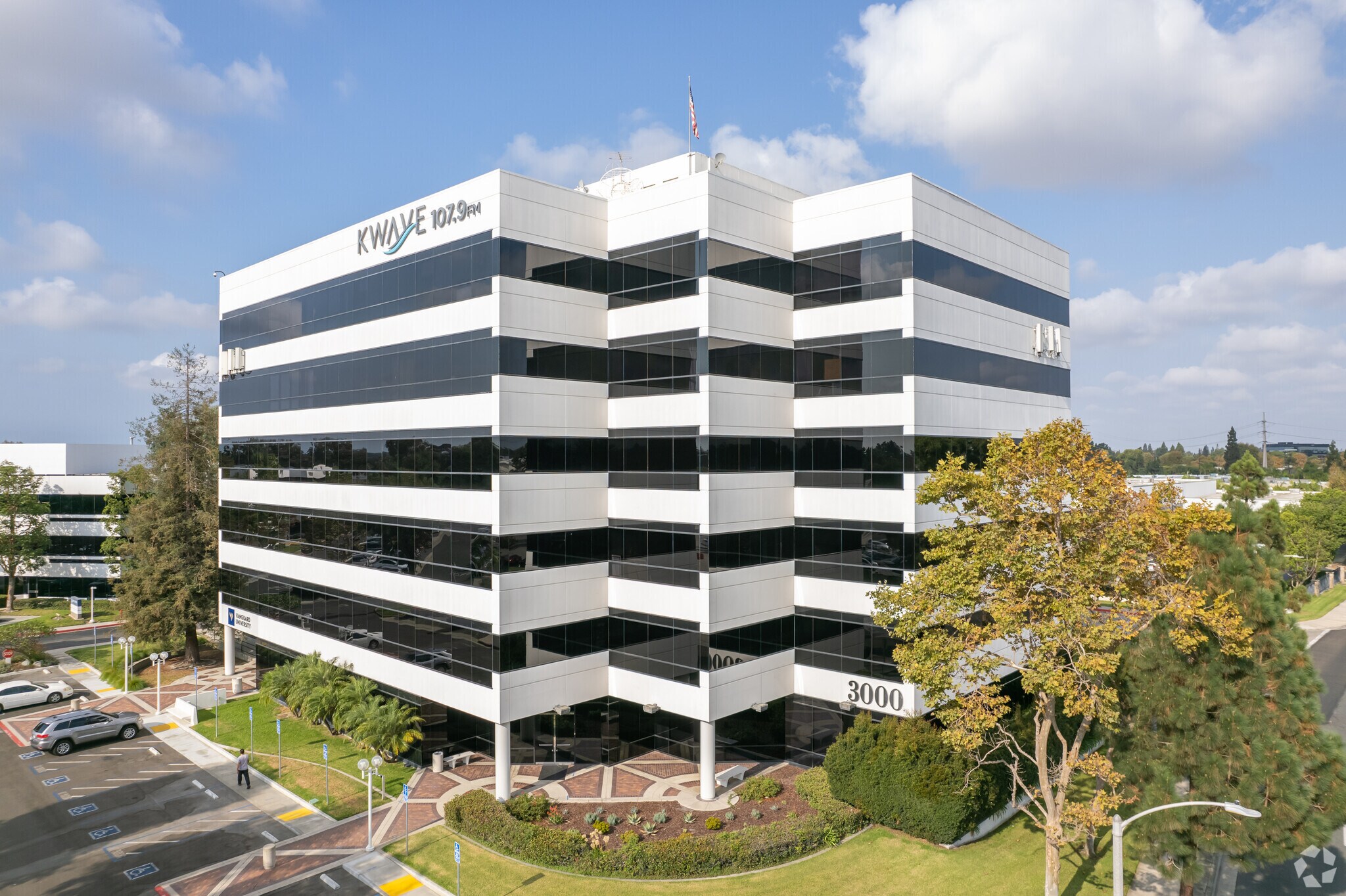 3000 W MacArthur Blvd, Santa Ana, CA à louer Photo principale- Image 1 de 8