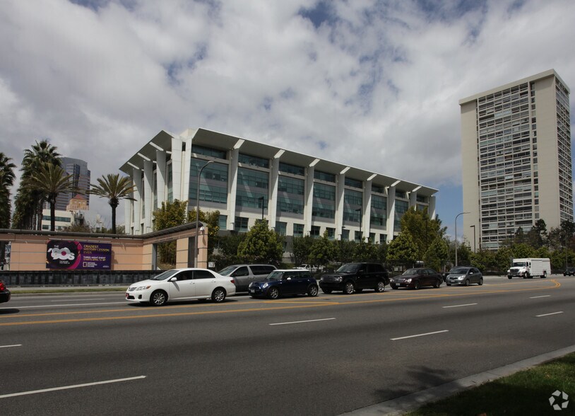 10201 W Pico Blvd, Los Angeles, CA à louer - Photo du bâtiment - Image 2 de 6