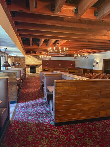 5001 Town Center Dr, Leawood, KS for lease - Building Photo - Image 3 of 8