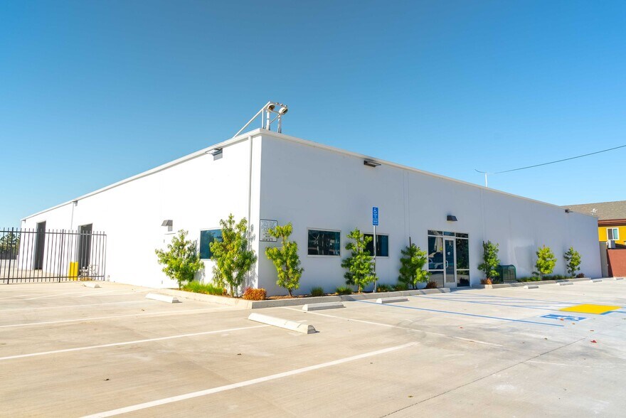 ±29,490 SF Industrial on ±2.66 acres portefeuille de 2 propriétés à vendre sur LoopNet.ca - Photo du bâtiment - Image 2 de 2