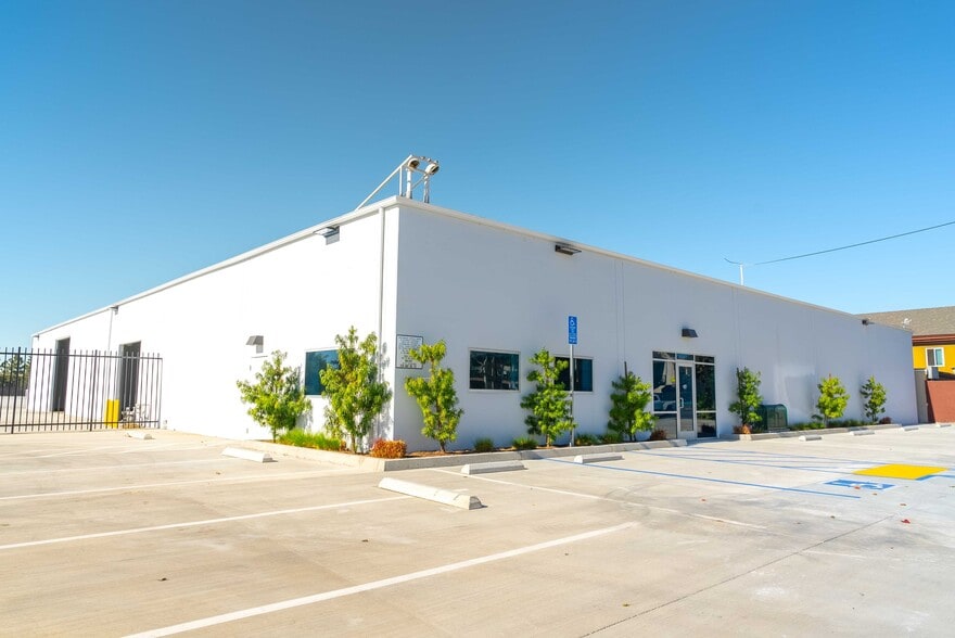 S. Lyon - Two Building Portfolio portfolio of 2 properties for sale on LoopNet.ca - Primary Photo - Image 2 of 2