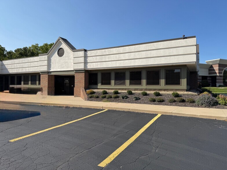 5710 Coventry Ln, Fort Wayne, IN à louer - Photo du bâtiment - Image 2 de 10