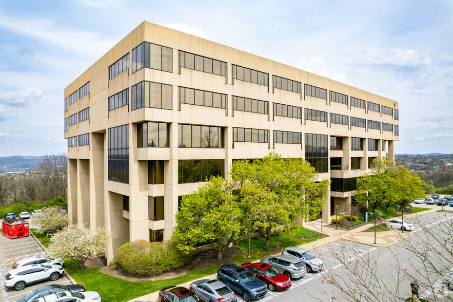 750 Holiday Dr, Pittsburgh, PA for lease - Building Photo - Image 1 of 6