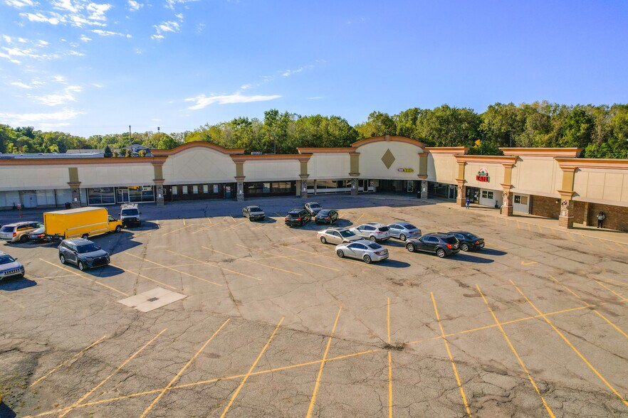 3222 S Martin Luther King Jr Blvd, Lansing, MI à louer - Photo du bâtiment - Image 3 de 18