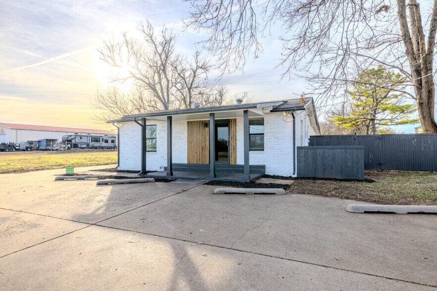 8560 E 131st St S, Bixby, OK à vendre - Photo du bâtiment - Image 2 de 41