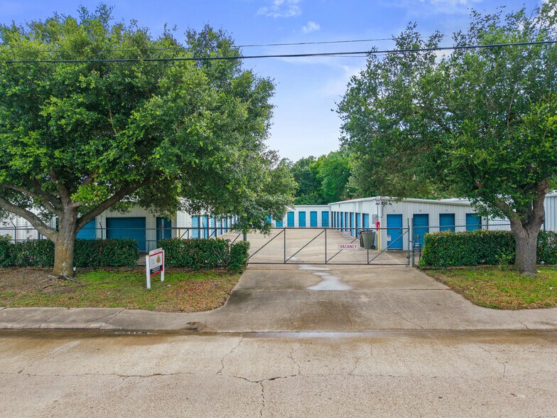 2306 Cavitt Ave, Bryan, TX à vendre - Photo du bâtiment - Image 2 de 5