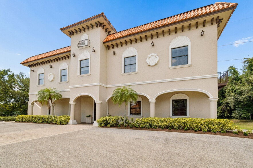 6730 W Linebaugh Ave, Tampa, FL for lease - Primary Photo - Image 1 of 20