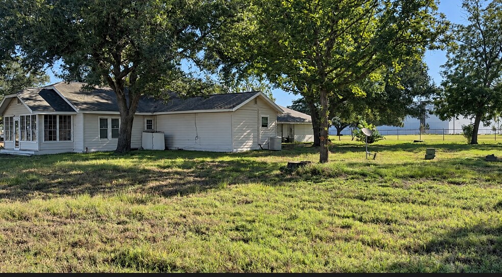 2303 Woods Rd, Brookshire, TX à louer - Photo du bâtiment - Image 2 de 14