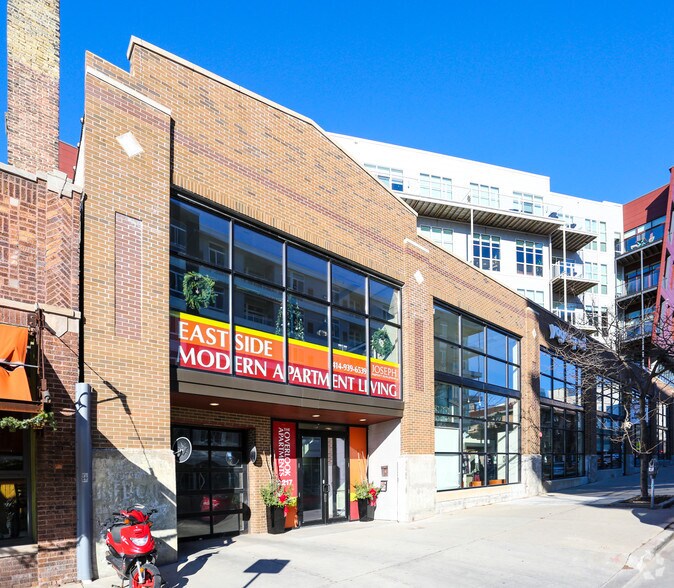 2217 N Prospect Ave, Milwaukee, WI à louer - Photo du bâtiment - Image 2 de 4