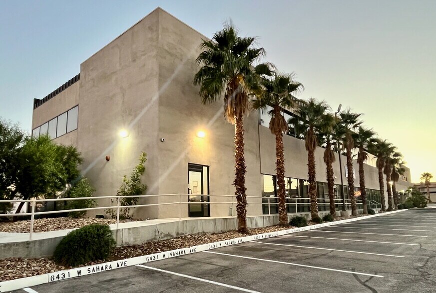 6431 W Sahara Ave, Las Vegas, NV à louer - Photo du bâtiment - Image 3 de 13
