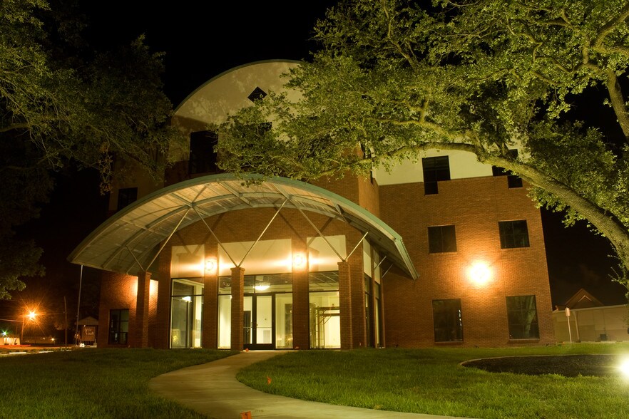 814 W McNeese St, Lake Charles, LA à louer - Photo du bâtiment - Image 3 de 23