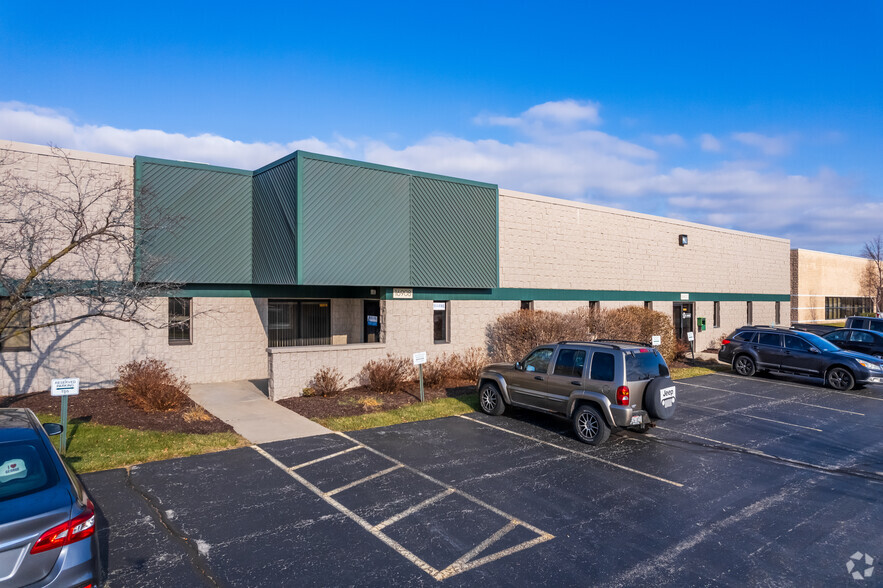 16900-17096 W Victor Rd, New Berlin, WI for lease - Building Photo - Image 2 of 9