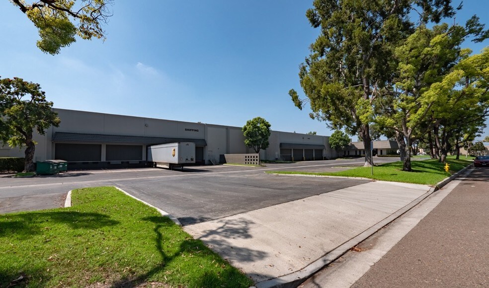 15905-16107 Commerce Way, Cerritos, CA à louer - Photo du bâtiment - Image 3 de 7