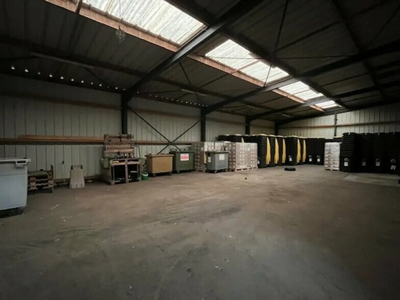 Flex in Crach for lease - Interior Photo - Image 1 of 3
