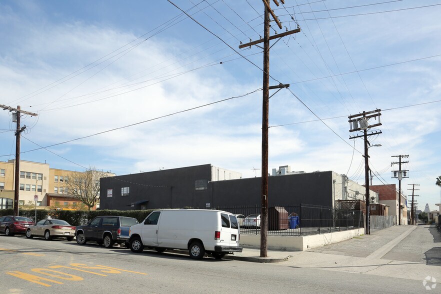 1660 Beverly Blvd, Los Angeles, CA à louer - Photo du bâtiment - Image 3 de 9