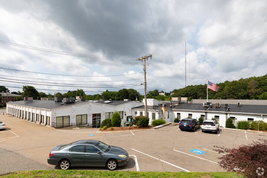 375-395 Elliot St, Newton, MA for lease - Building Photo - Image 2 of 4