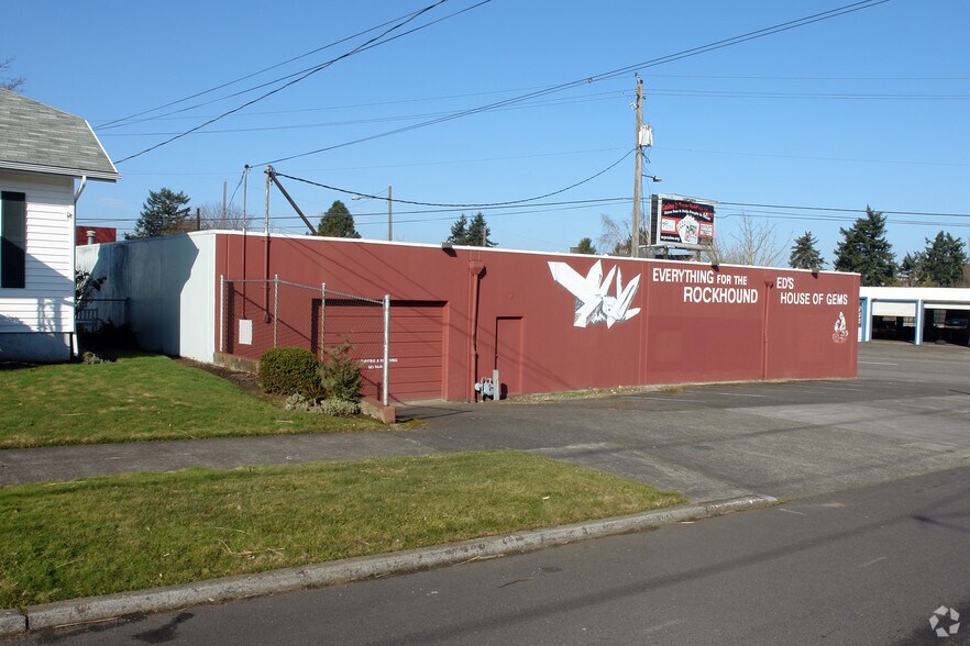 7712 NE Sandy Blvd, Portland, OR à vendre - Photo du bâtiment - Image 2 de 7