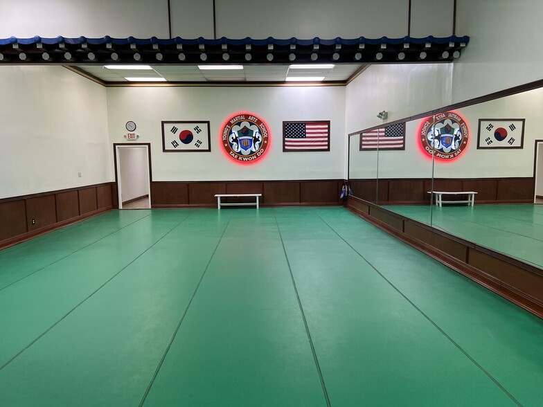 126-130 Woodbury Rd, Woodbury, NY for lease - Interior Photo - Image 3 of 11