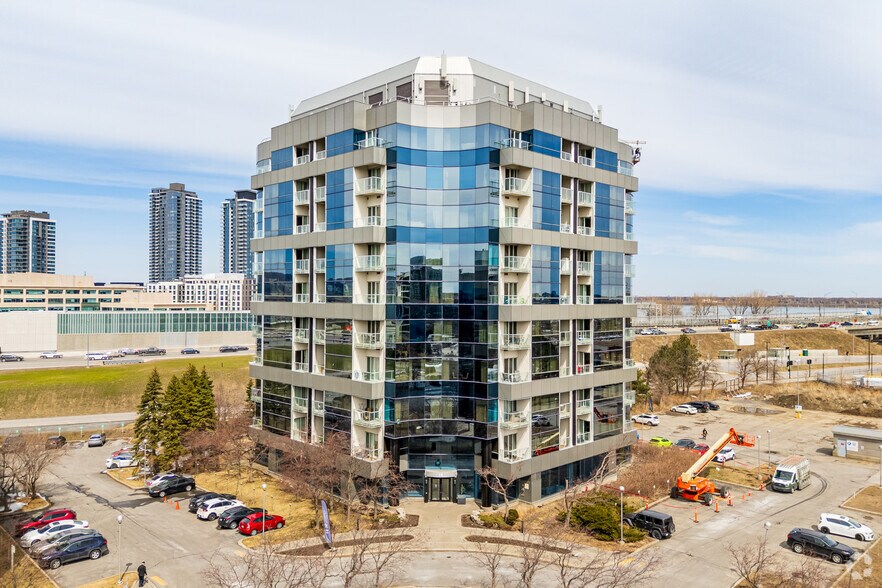 16 Pl Du Commerce, Montréal, QC à louer - Photo principale - Image 1 de 2