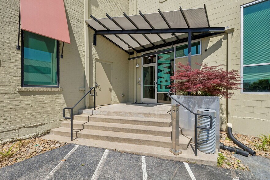 2300 Charlotte Ave, Nashville, TN à vendre - Photo du bâtiment - Image 2 de 16