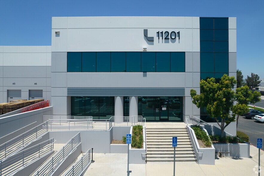 11201 Iberia St, Jurupa Valley, CA à louer - Photo du bâtiment - Image 2 de 4