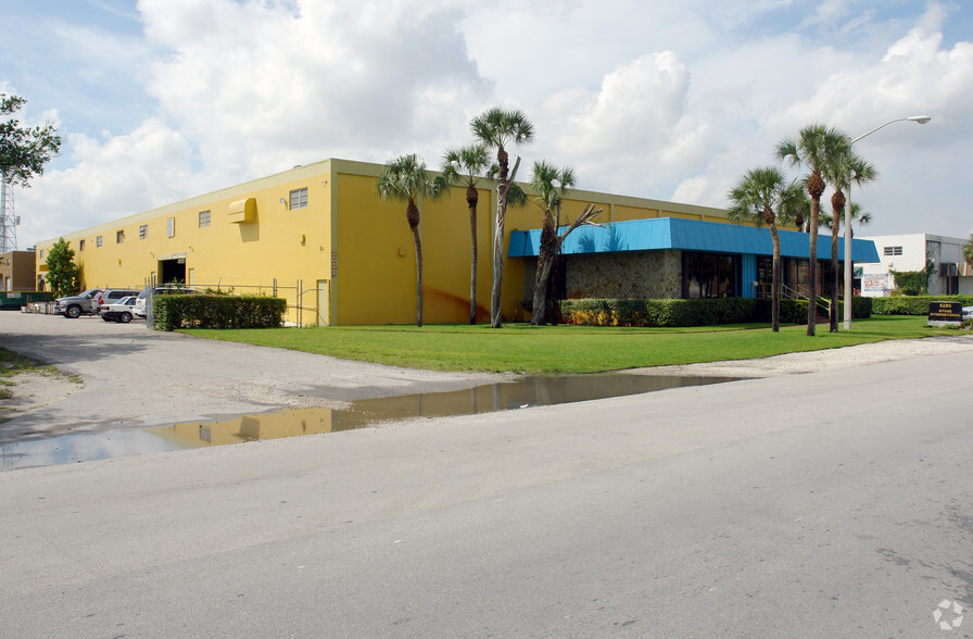 5280 NW 165th St, Hialeah, FL for lease - Building Photo - Image 3 of 16