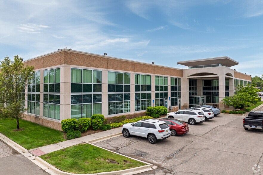 75 Barclay Cir, Rochester Hills, MI for sale - Building Photo - Image 2 of 5