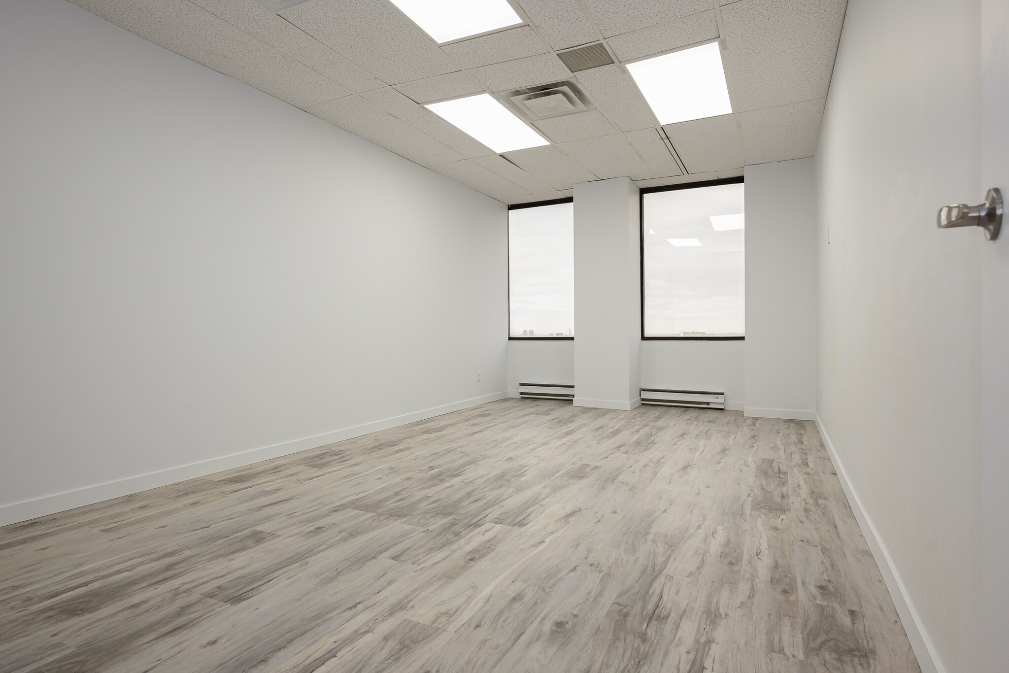 5881-5889 Ch de la Côte-des-Neiges, Montréal, QC for lease Interior Photo- Image 1 of 7