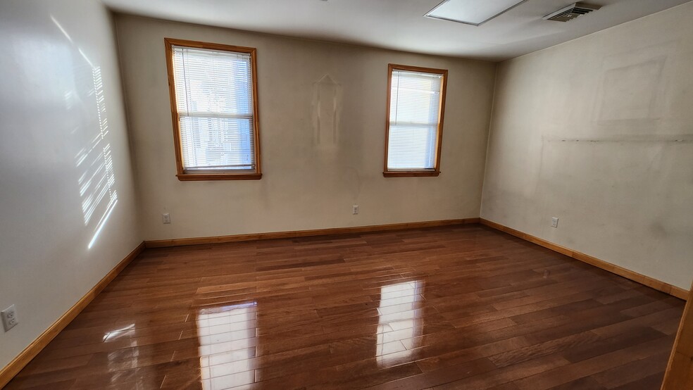 11614 Myrtle Ave, Richmond Hill, NY for sale - Interior Photo - Image 3 of 31