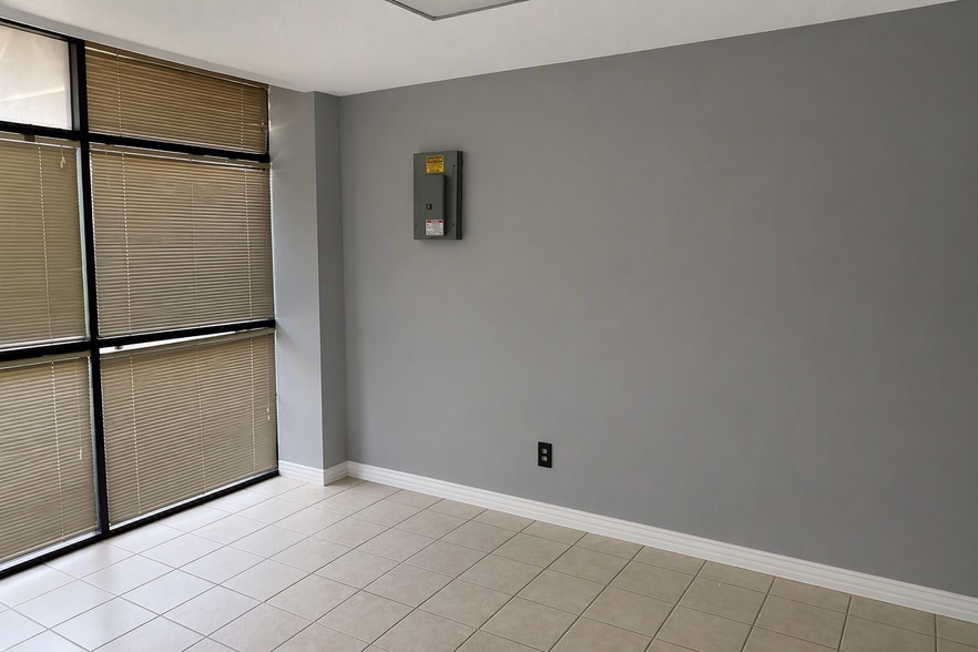 2529 Merrell Rd, Dallas, TX for lease - Interior Photo - Image 3 of 13