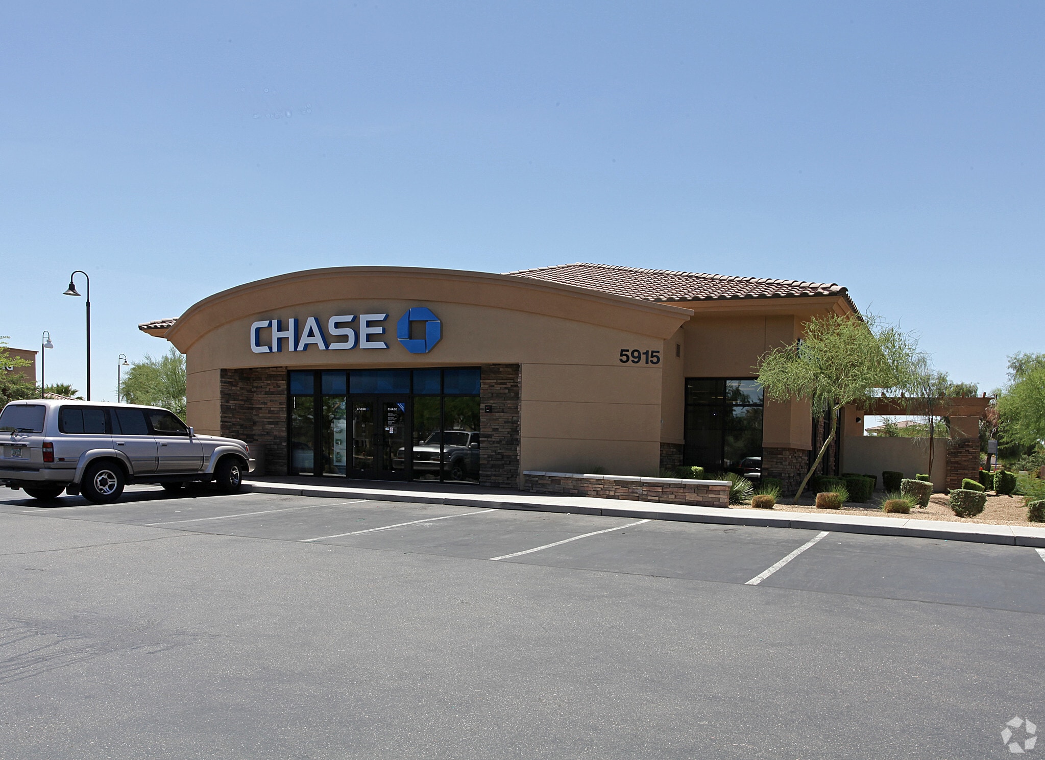 5915 W Chandler Blvd, Chandler, AZ for lease Primary Photo- Image 1 of 6