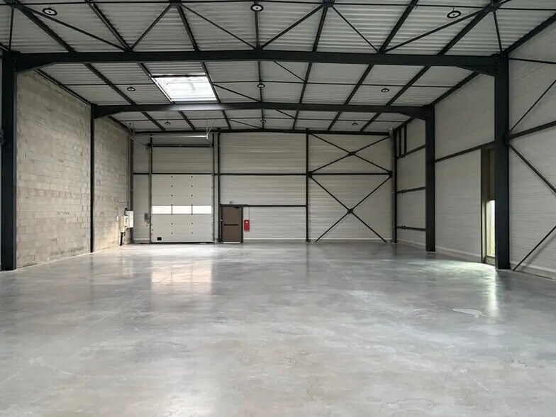 Local d'activités dans Jons à vendre - Photo du bâtiment - Image 3 de 8