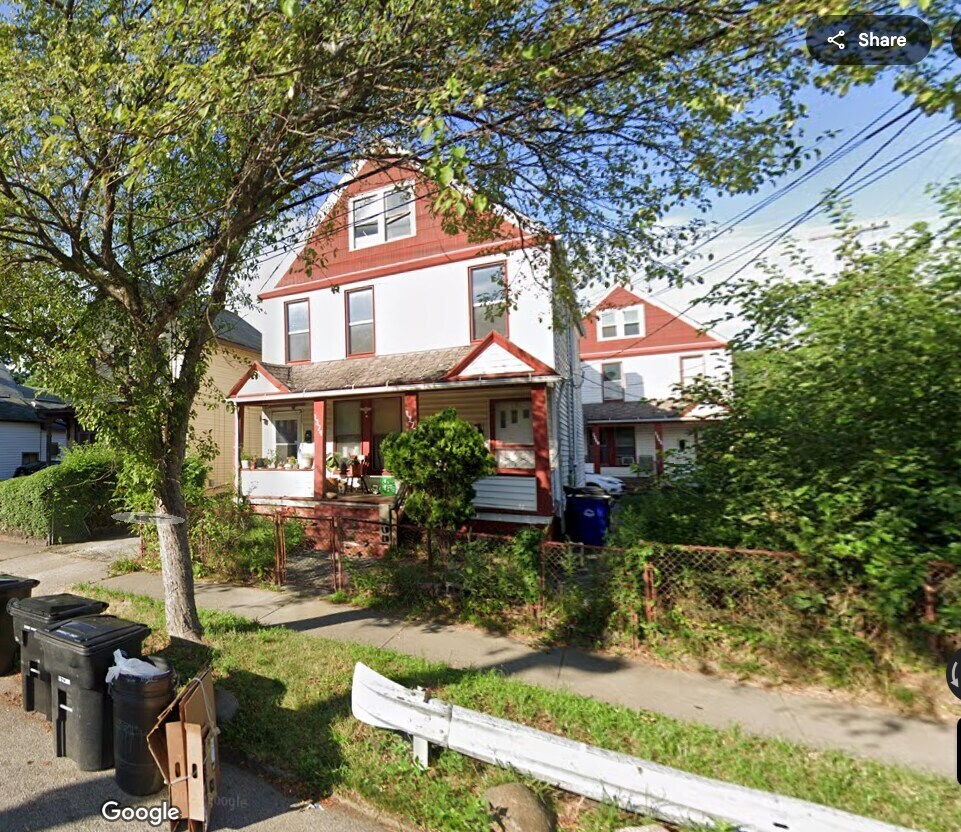 11 Residential units, 3 Storefront portefeuille de 2 propriétés à vendre sur LoopNet.ca Photo du bâtiment- Image 1 de 4