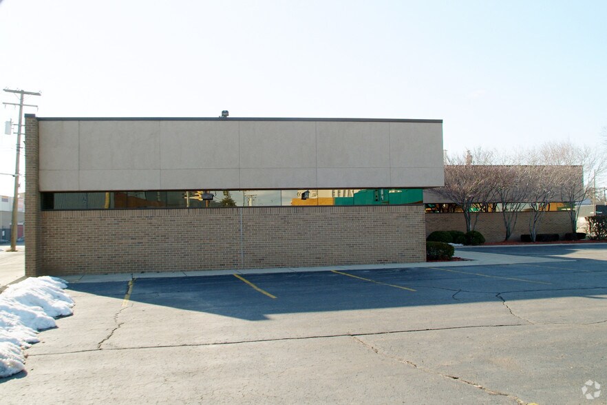 24825 Michigan Ave, Dearborn, MI à louer - Photo du bâtiment - Image 2 de 59