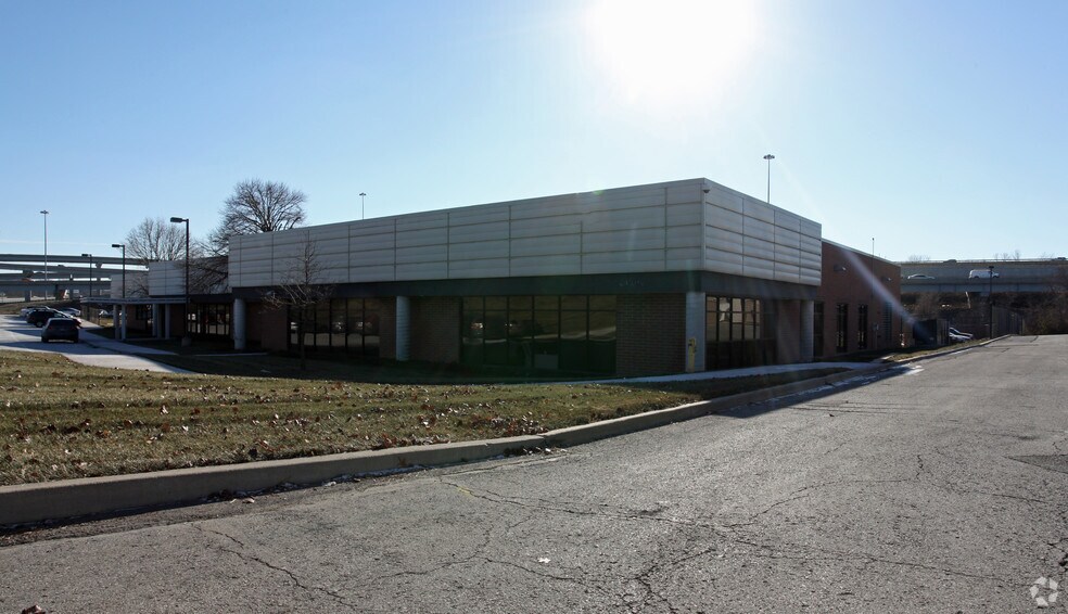 10450 Hickman Mills Dr, Kansas City, MO à louer - Photo du bâtiment - Image 2 de 15