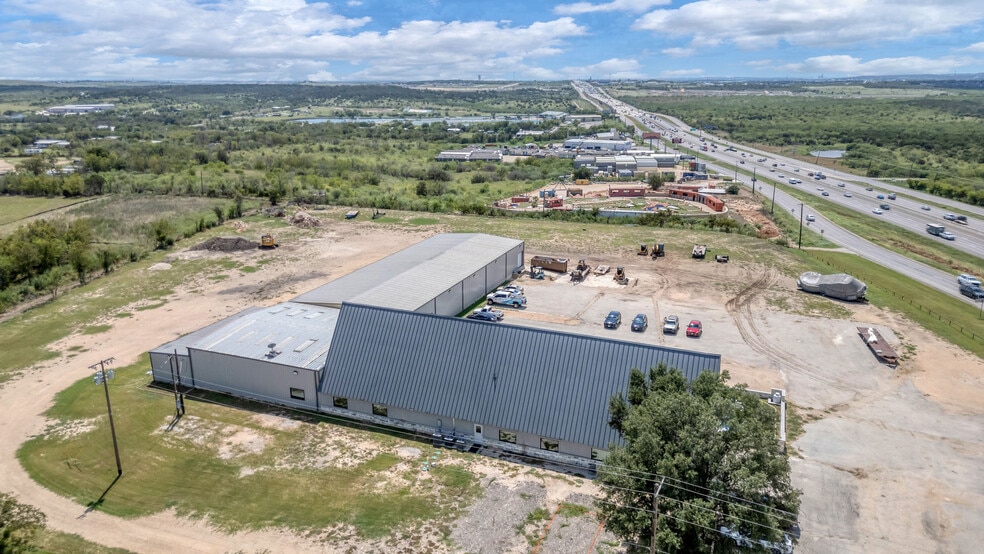 7570 IH - 35 Fwy, New Braunfels, TX à vendre - Photo du bâtiment - Image 2 de 12