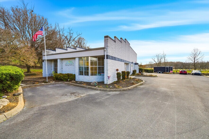 2376 Business Center Cir, Sevierville, TN à vendre - Photo du bâtiment - Image 2 de 56