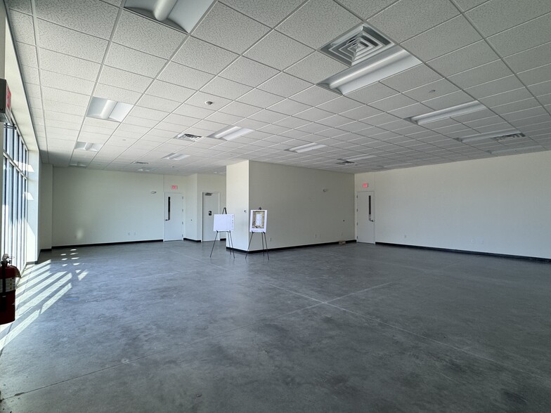 555 9th St, Altoona, IA for lease - Building Photo - Image 3 of 8