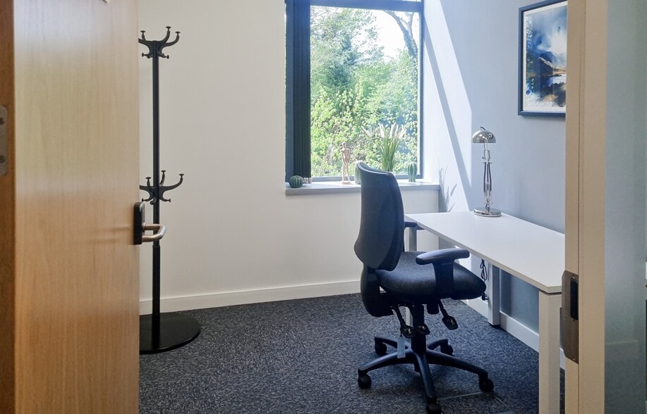 Station Rd, Harpenden for lease - Interior Photo - Image 3 of 4